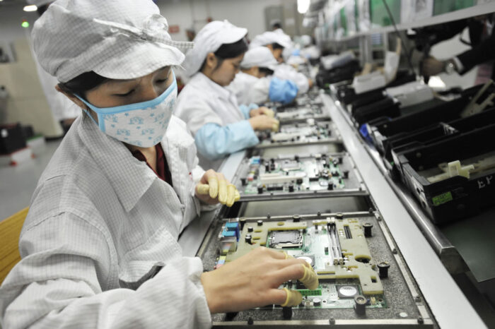 Golpean y arrestan a empleados de la planta de iPhone mas grande de China por protestas : Noticias de