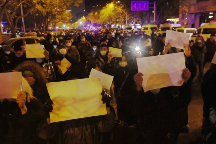 Manifestantes enojados con las restricciones del COVID-19, exigen la renuncia de Xi : Noticias de