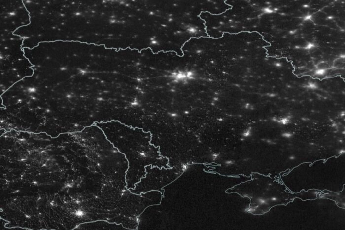 Las imagenes de satelite revelan una Ucrania a oscuras por la destruccion de su red electrica tras los bombardeos rusos : Internacional de