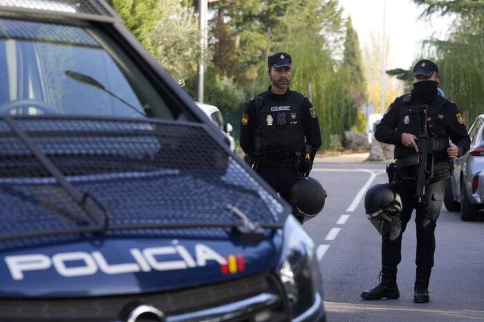 Autoridades españolas investigan pequeña explosion en embajada ucraniana en Madrid : Noticias de