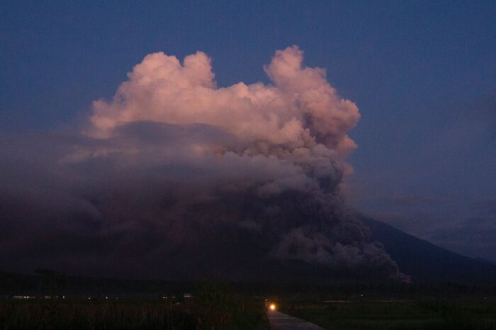 El volcan mas alto de Indonesia erupciona y cubre las poblaciones de ceniza : Noticias de