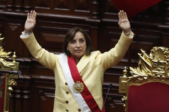 Dina Boluarte juramenta como la primera mujer presidenta en la historia de Peru tras la destitucion de Pedro Castillo : Noticias de