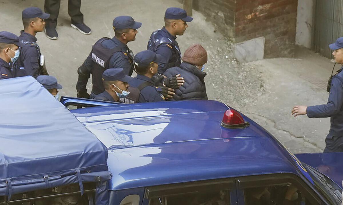 Asesino en serie llega a Francia desde Nepal como un hombre libre : Noticias de