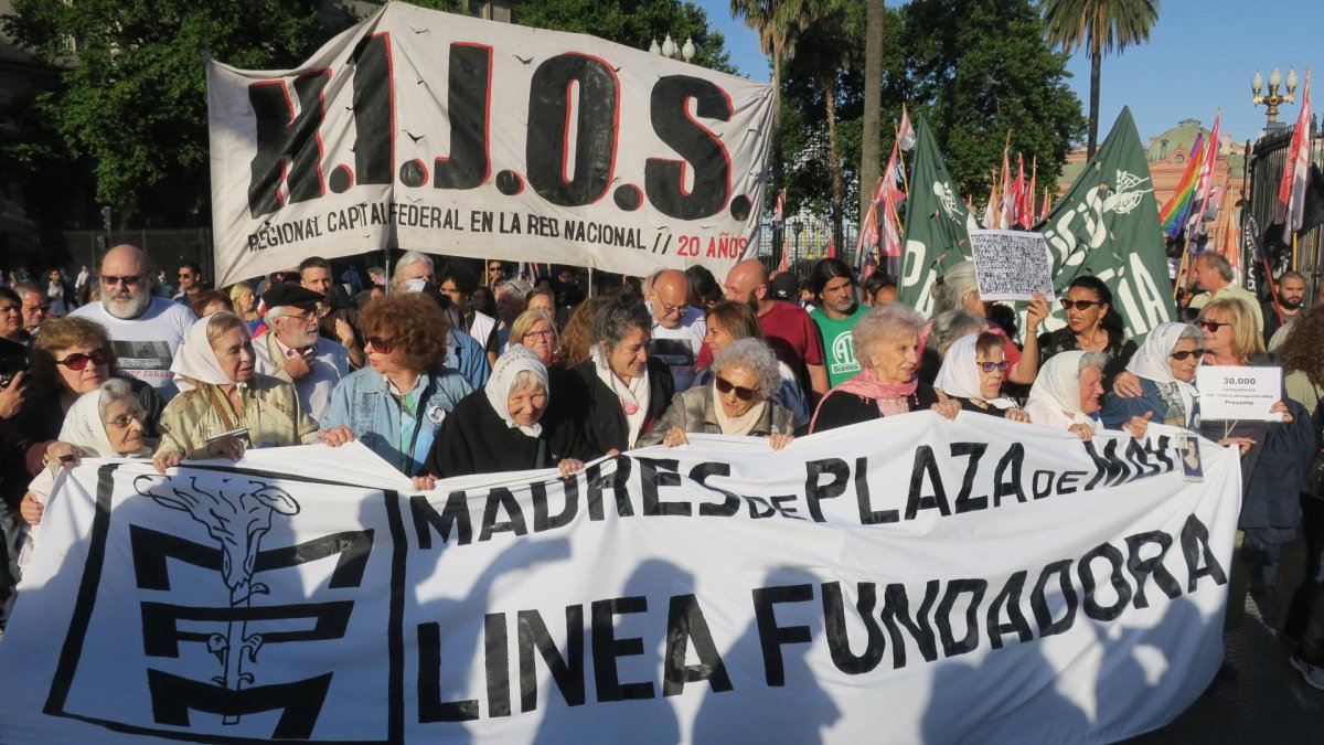 Decadas despues, las abuelas de Plaza de Mayo encuentran a un nuevo nieto: el 131 : Noticias de
