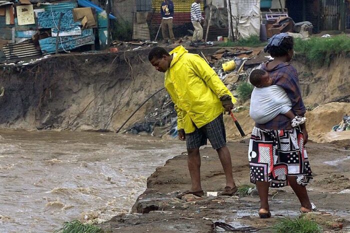 Realizaban una ceremonia religiosa y fueron arrastrados por el furioso rio; hay 14 muertos : Noticias de