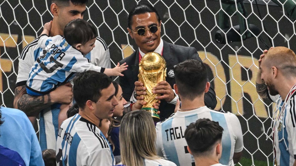 La FIFA investiga “acceso indebido” de Salt Bae por tocar el trofeo de la Copa Mundial : Deportes de Puerto Rico