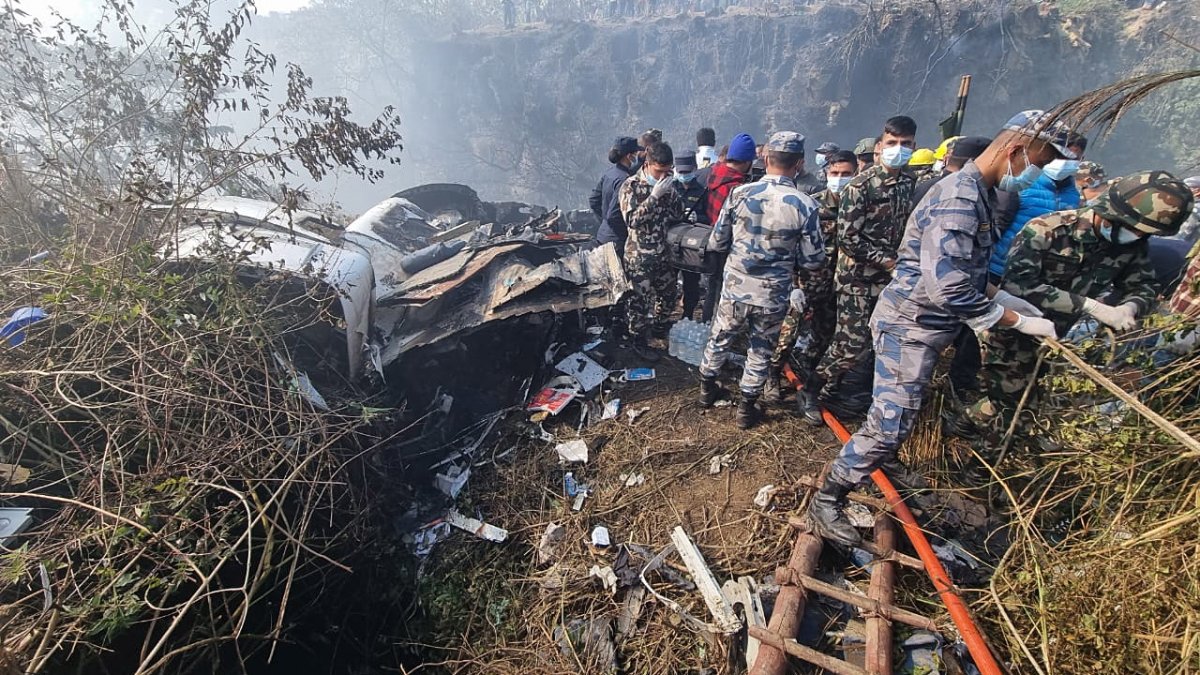 Elevan a 60 los muertos tras accidente aereo con 72 pasajeros en Nepal : Noticias de