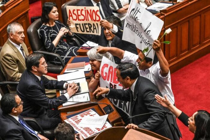 La paradoja peruana: El Congreso da su confianza al Gobierno mientras la Fiscalia lo investiga por genocidio : Internacional de