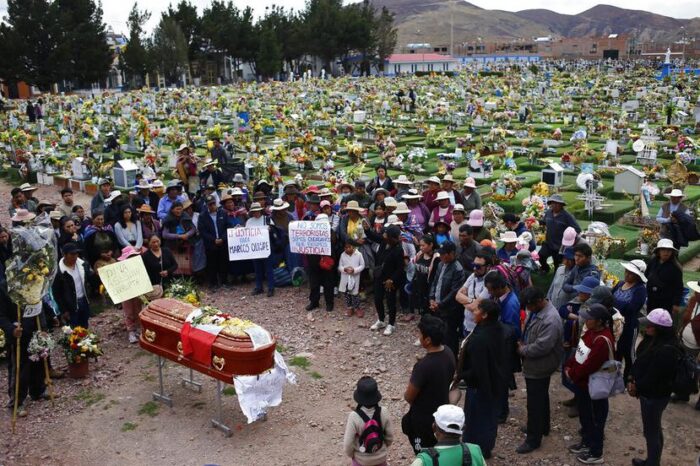 Suman 49 personas muertas en protestas contra el gobierno de Peru : Noticias de