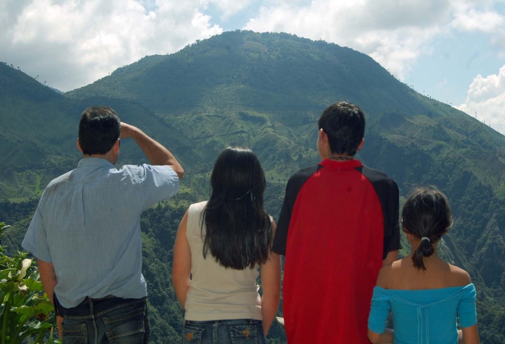 Solicitan a autoridades estar pendientes del volcan cerro Machin : Noticias de Colombia