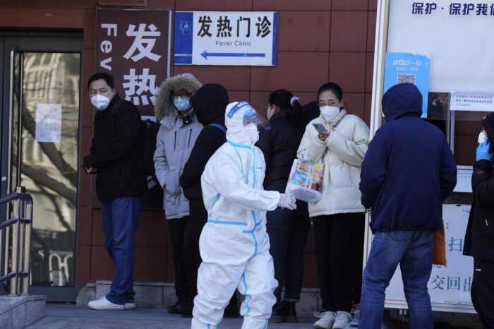 China intenta controlar oleada de COVID-19, mientras la Organizacion Mundial de la Salud muestra preocupacion : Noticias de