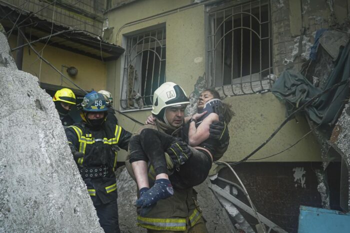 Un misil ruso cobra la vida de 40 personas en un edificio residencial de Ucrania : Noticias de