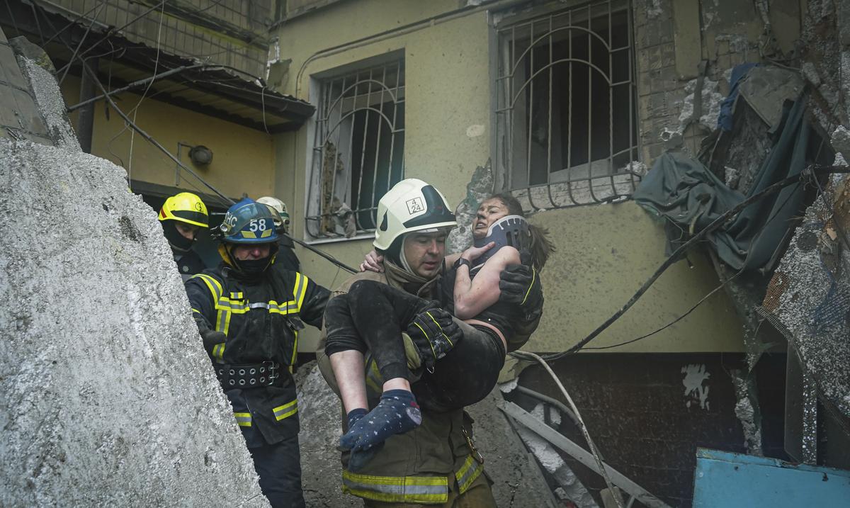 Un misil ruso cobra la vida de 40 personas en un edificio residencial de Ucrania : Noticias de