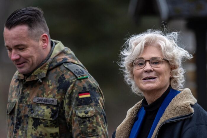 En medio de polemica por Ucrania, la ministra alemana de Defensa anuncia su dimision : Noticias de