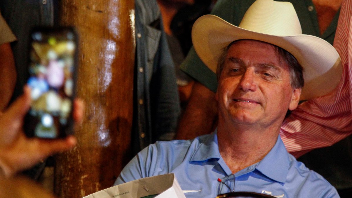 Bolsonaro gasto unos $200,000 en panaderias y pescaderias con la tarjeta el Gobierno : Noticias de