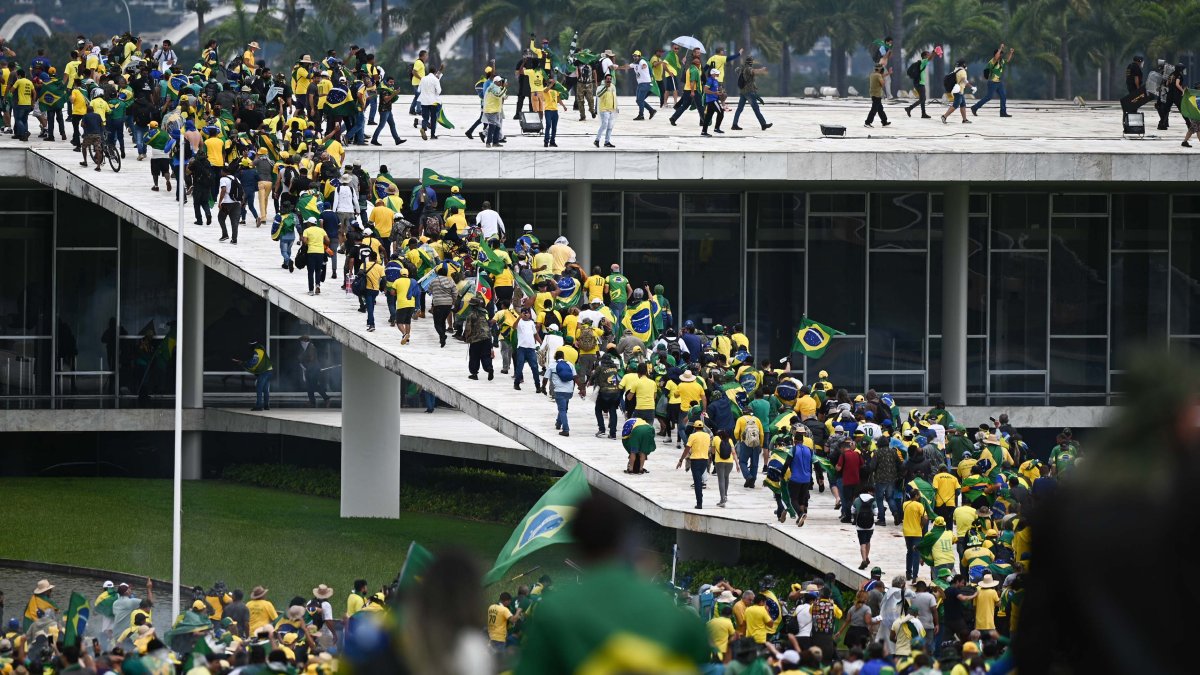 El Supremo suspende al gobernador de Brasilia tras el asalto a las sedes del gobierno : Noticias de