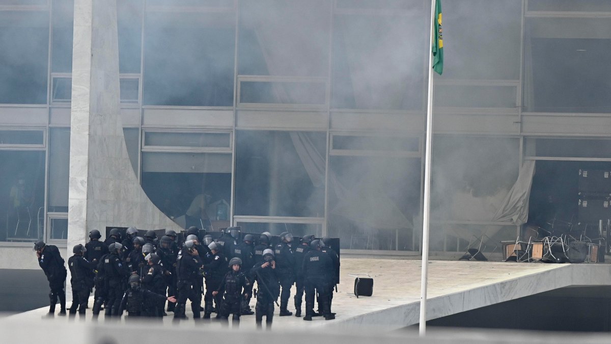 Tras invasion, la policia recupera el control de las sedes gubernamentales en Brasil : Noticias de