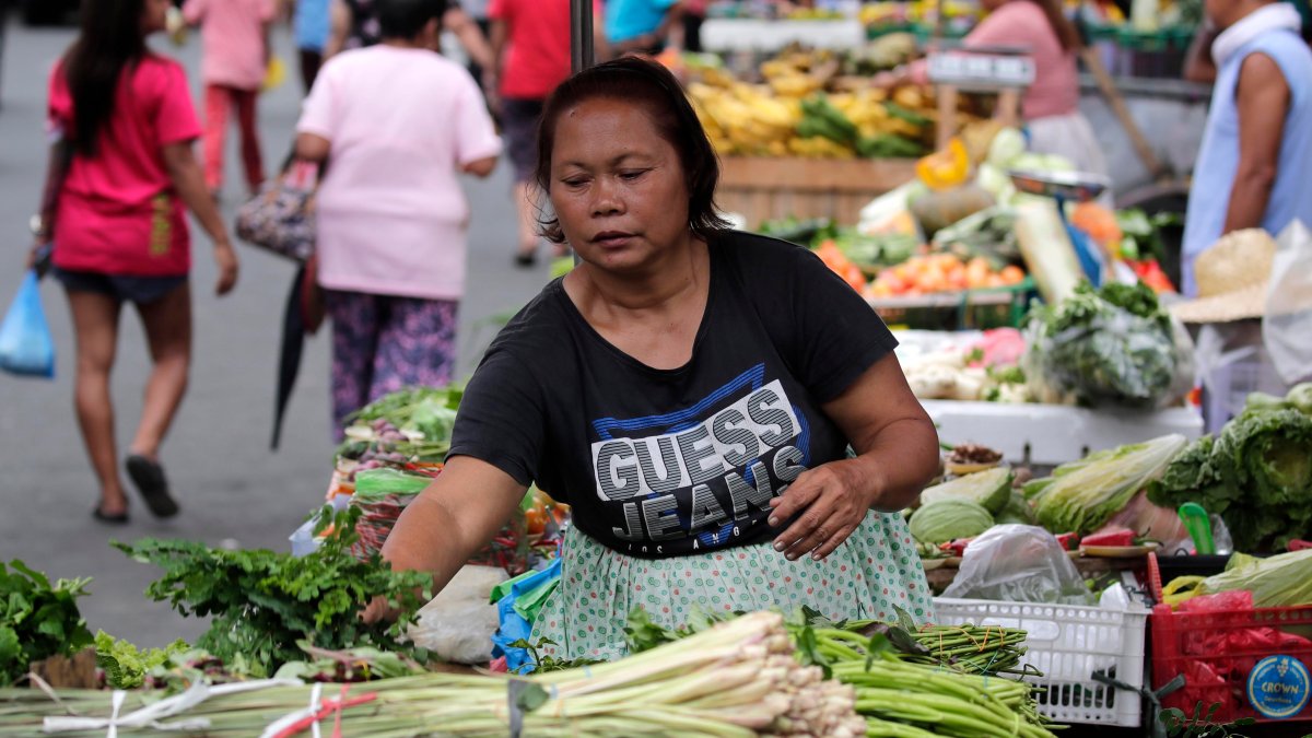 Inflacion: las cebollas y otros ingredientes basicos aumentan al precio del sueldo diario en Filipinas : Noticias de