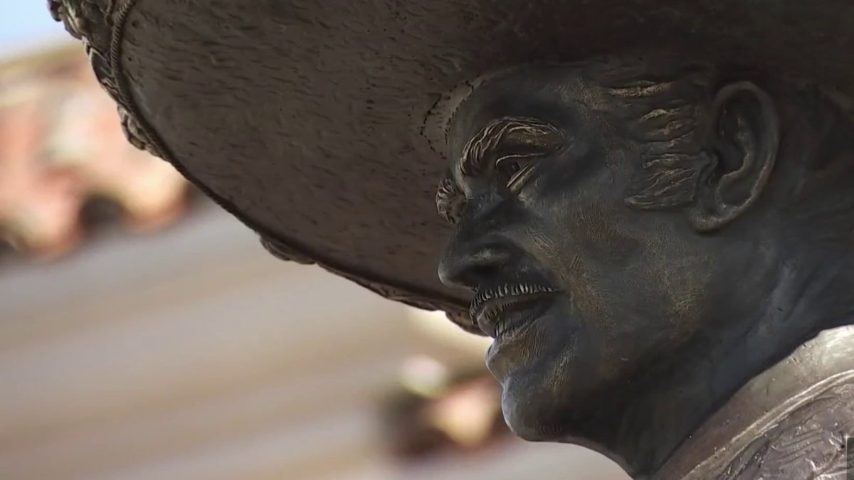 Develan estatua de Vicente Fernandez en California : Entretenimiento de Puerto Rico
