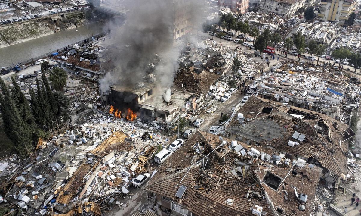 El total de muertes por terremotos en Turquia y Siria supera las 7,200 personas : Noticias de