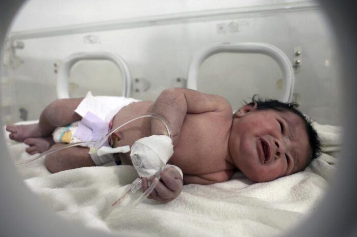 Rescatan a una bebe recien nacida que lloraba en los escombros tras el terremoto en Siria : Noticias de