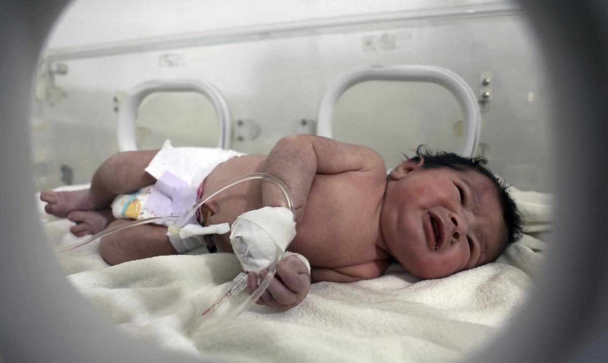 Rescatan a una bebe recien nacida que lloraba en los escombros tras el terremoto en Siria : Noticias de