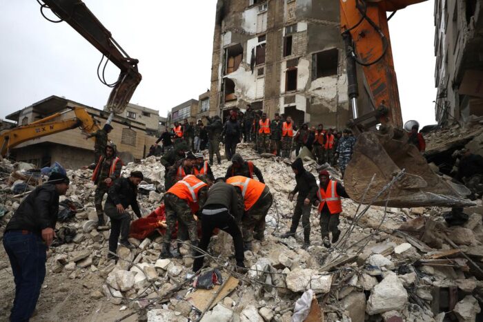 El total de muertes por terremotos en Turquia y Siria supera las 5,000 personas : Noticias de