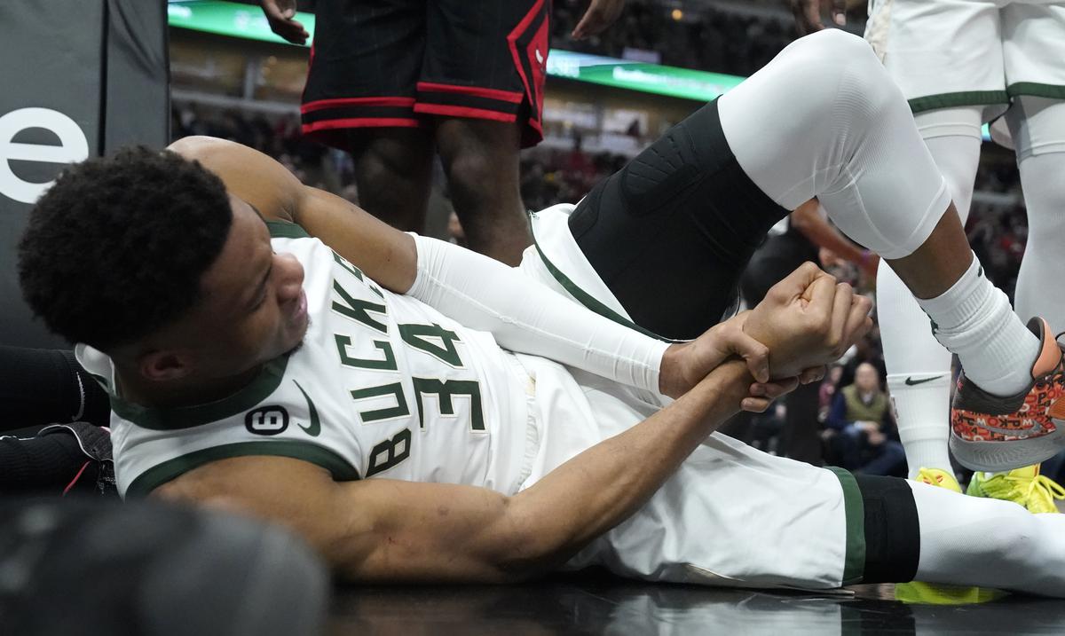 Giannis Antetokounmpo sale lastimado de la muñeca derecha : Deportes de Puerto Rico