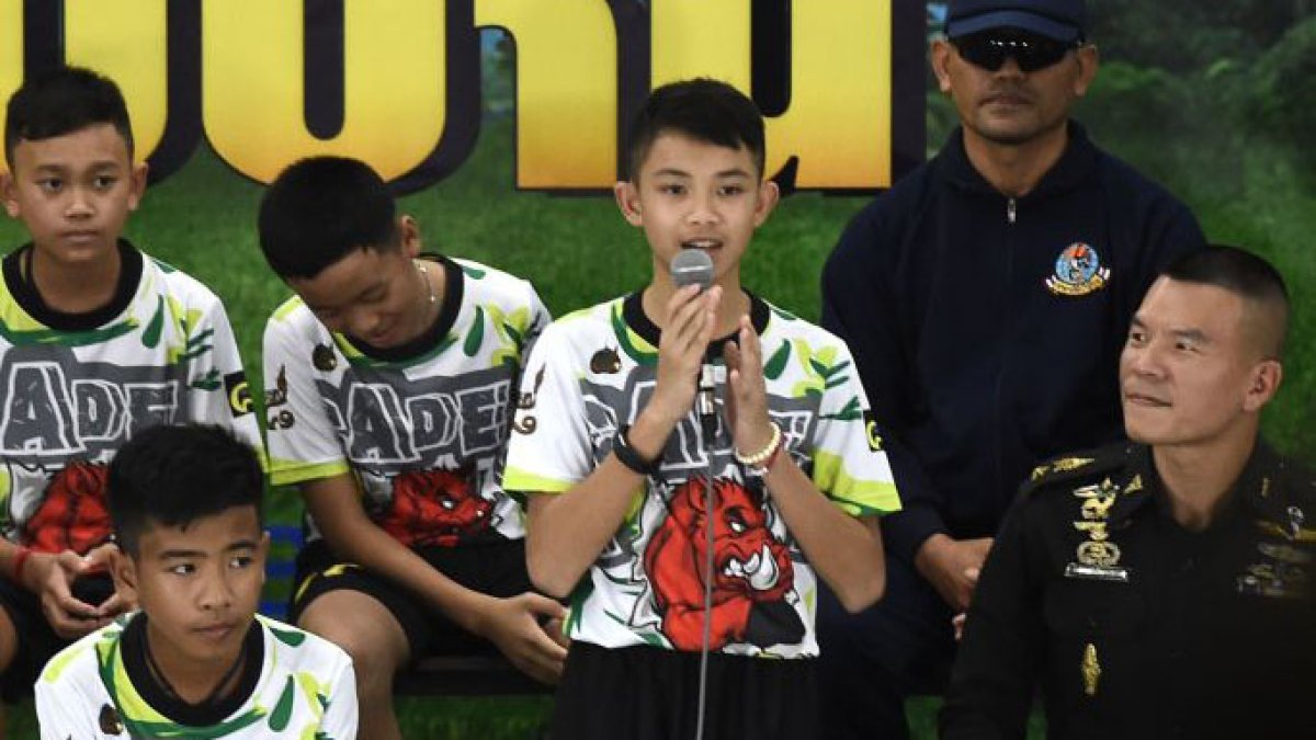 Muere uno de los niños rescatados de una cueva en Tailandia : Noticias de