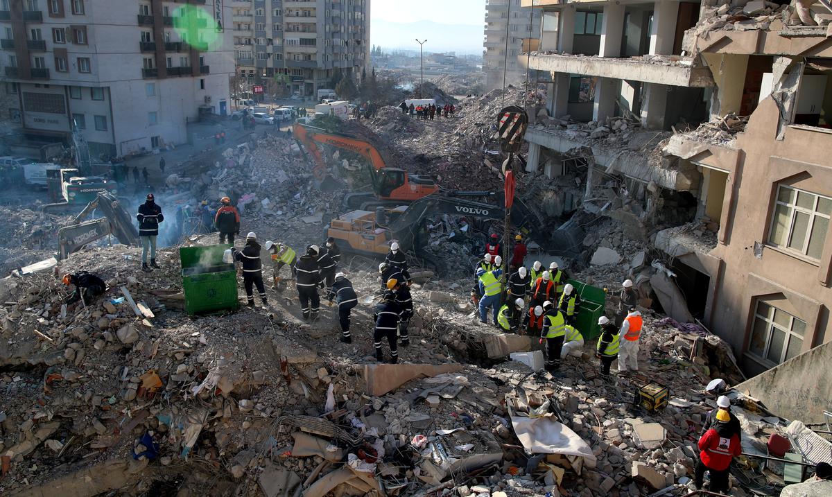 Tres personas, incluido un niño, son rescatados con vida luego de 13 dias del terremoto en Turquia : Noticias de