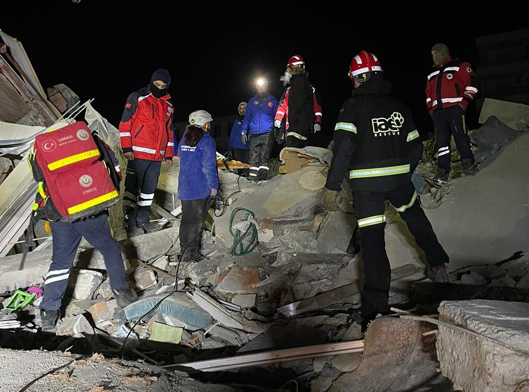 Los rescatistas españoles apuran las horas en Turquia: “Durante el rescate, al entrar notabamos como temblaba un poco el suelo” : Internacional de