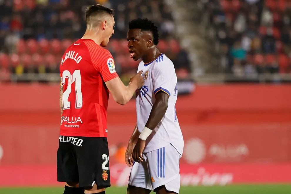 Vinicius, desquiciado en Son Moix: derrota, amarilla y suspension, diez faltas en contra… : Deportes de España