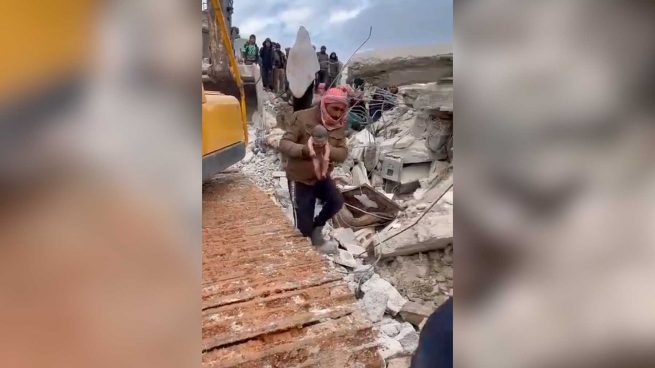 La bebe que nacio entre los escombros del terremoto en Siria y fue milagrosamente rescatada con vida, a salvo en un hospital : Internacional de