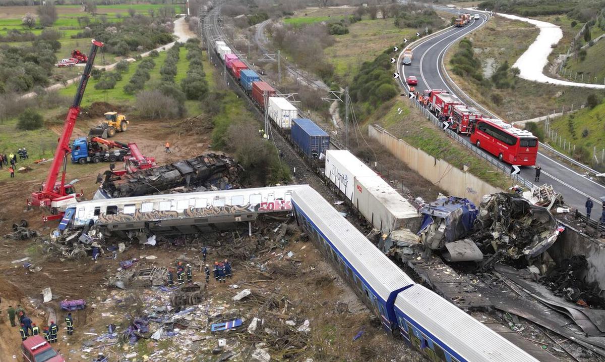 Familiares buscan a victimas del choque de trenes en Grecia con muestras de ADN : Noticias de