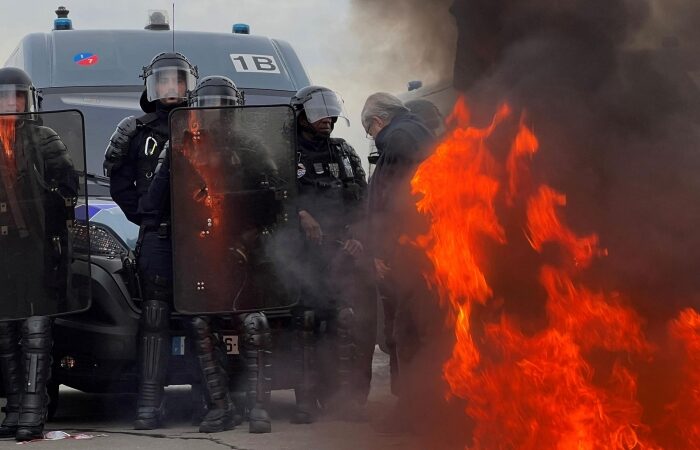 Bloqueos y disturbios en Paris contra la reforma de las pensiones de Macron : Internacional de