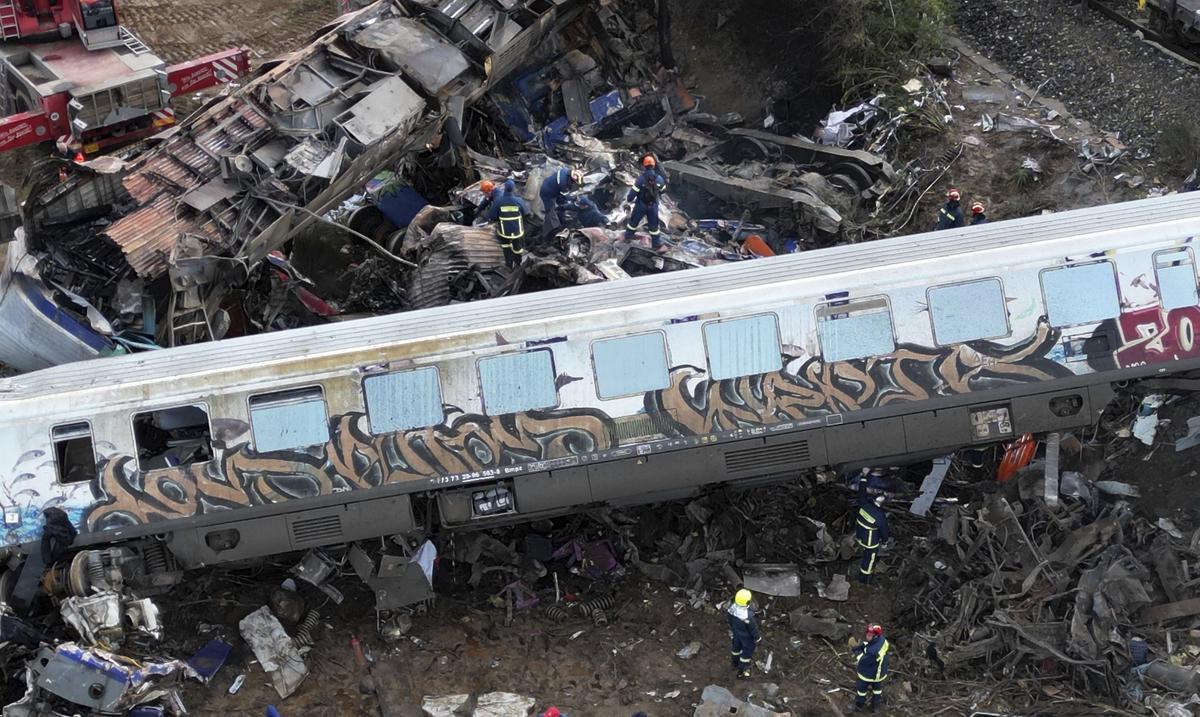 Miles de personas se manifiestan en contra del transporte publico de Grecia tras accidente de trenes : Noticias de