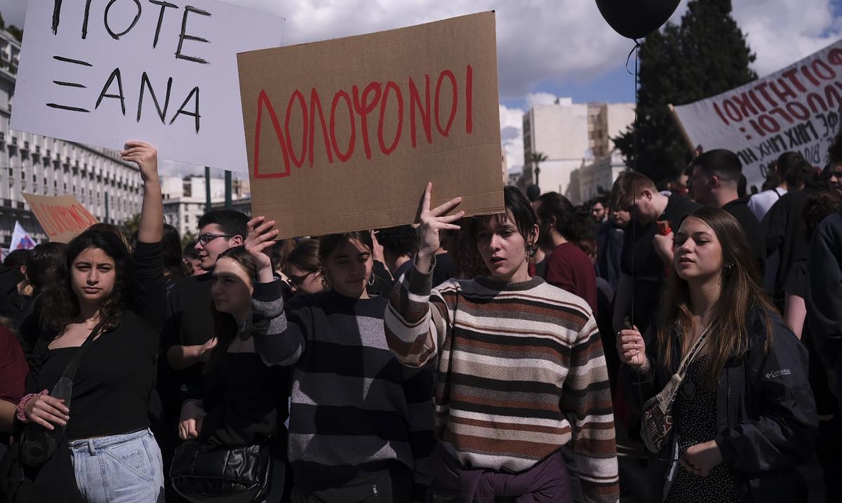 Acusan de homicidio negligente al jefe de la estacion de metro donde chocaron dos trenes en Grecia : Noticias de
