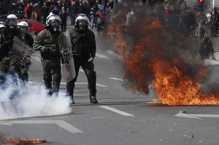 Reportan violencia durante protesta en Atenas por el choque de trenes que dejo 57 personas muertas : Noticias de