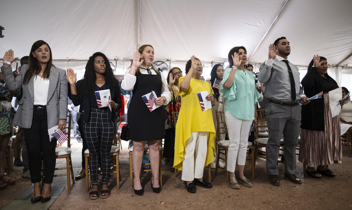“Es un paso bien importante en mi vida”: grupo de personas celebra obtener su ciudadania americana en Puerto Rico : Noticias de Puerto Rico