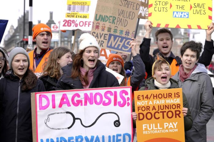 Gran Bretaña: miles de medicos se van a huelga para exigir mejoras salariales : Noticias de