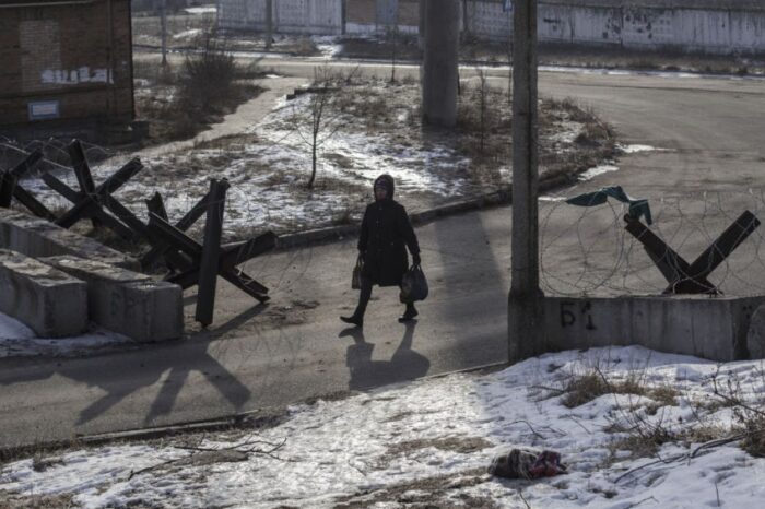 Soldados y civiles huyen de ciudad ucraniana ante los ataques de las tropas rusas : Noticias de
