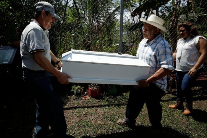 Entierran a victimas de la masacre de El Mozote en El Salvador, mas de 41 años despues : Noticias de