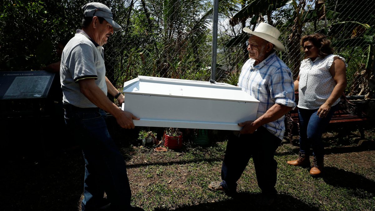 Entierran a victimas de la masacre de El Mozote en El Salvador, mas de 41 años despues : Noticias de