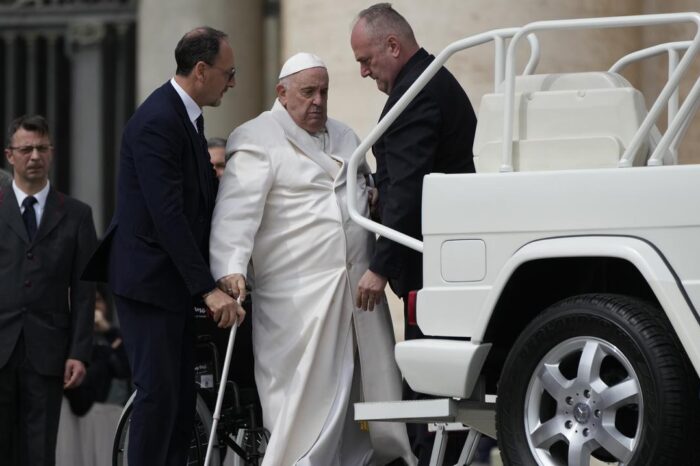 El papa Francisco continua bajo antibioticos para tratar su bronquitis : Noticias de