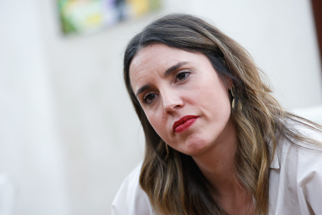 Irene Montero: “Cuando una mujer rompe un techo de cristal, muchas otras barren los cristales rotos” : Noticias de España