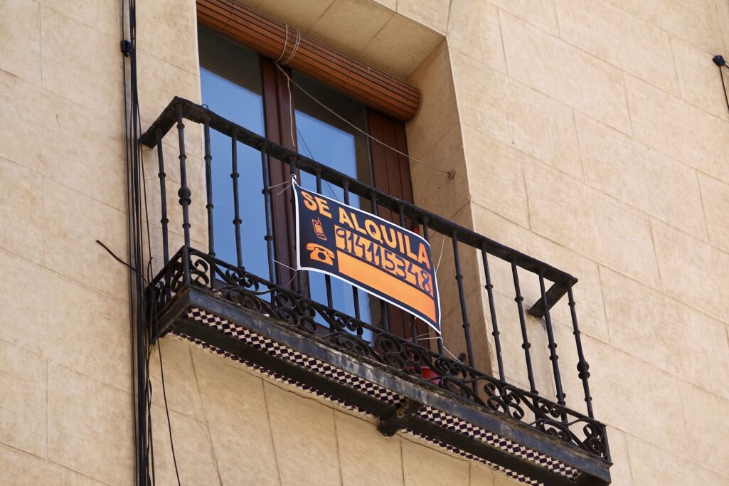 El Gobierno negocia limitar un 3% el precio del alquiler hasta que Economia diseñe el tope de precios definitivo de la ley de vivienda : Noticias de España