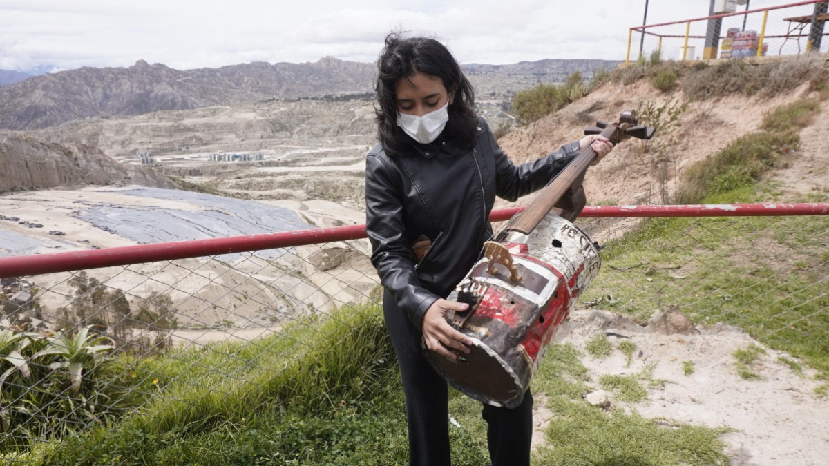 “El mundo nos envia basura, nosotros le devolvemos musica”: jovenes crean instrumentos con materiales recolectados : Noticias de