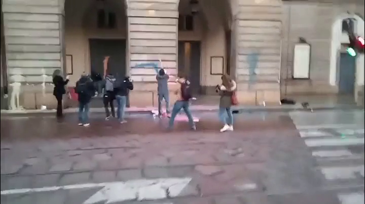 Activistas del clima vierten tinte en la fuente de la romana Plaza de España : Internacional de