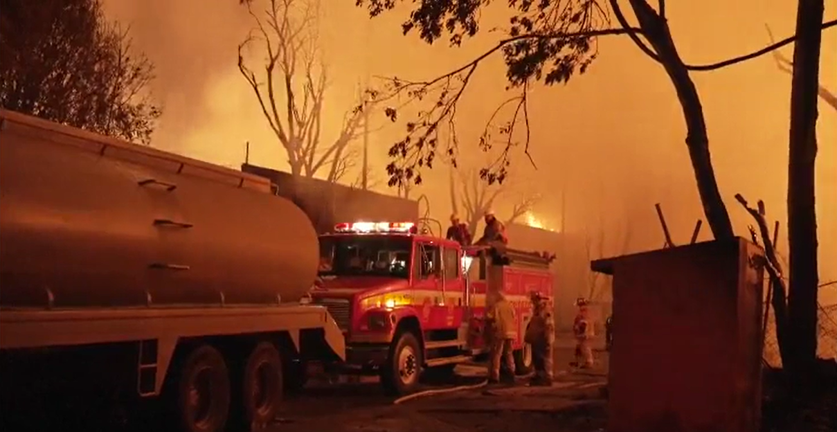 Peligro extremo en Hamburgo por el incendio de dos almacenes: una nube toxica amenaza con cubrir la ciudad : Internacional de