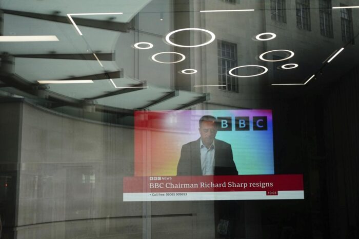 El presidente de la BBC renuncia por su implicacion en la concesion de un prestamo a Boris Johnson : Noticias de